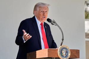 Trump Claims Iran in 'State of Collapse,' Demands Immediate Reopening of Strait of Hormuz