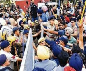 FIR against those who broke the gate of Punjab University: Allegations of scuffle with the police,