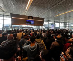 IndiGo cancels 300 flights due to staff shortage, passengers faint while waiting