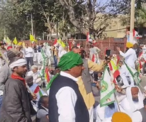 Farmers Protest at CM Residence in Kurukshetra: Stopped by Police Barricades, Sit on Dharna Over Demands