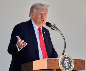 Trump Claims Iran in 'State of Collapse,' Demands Immediate Reopening of Strait of Hormuz